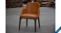 Chaise design avec accoudoirs bois teinte marron foncé et cuir camel Chaise design avec accoudoirs bois teinte marron foncé et cuir camel