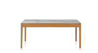 Table extensible en chêne et céramique allonges bois avec bois teinte merisier et plateau céramique effet marbre blanc 140x90 cm