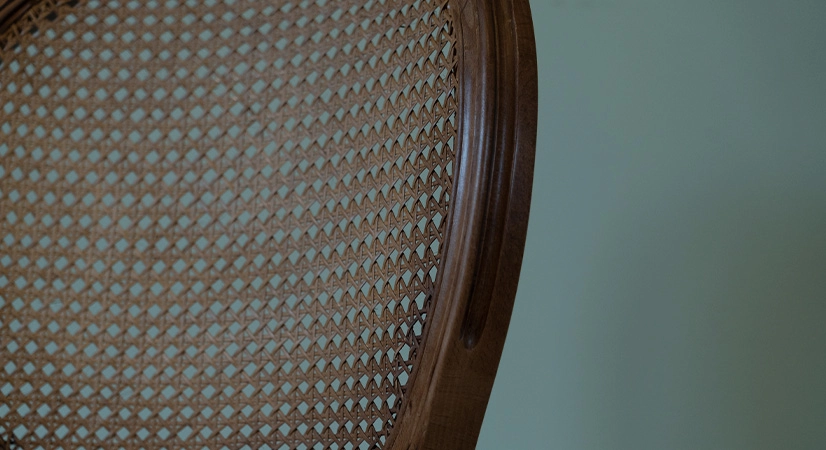 Chaise ancienne style Louis XVI dossier canné bois teinte ancienne assise tissu beige Chaise ancienne style Louis XVI dossier canné bois teinte ancienne assise tissu beige