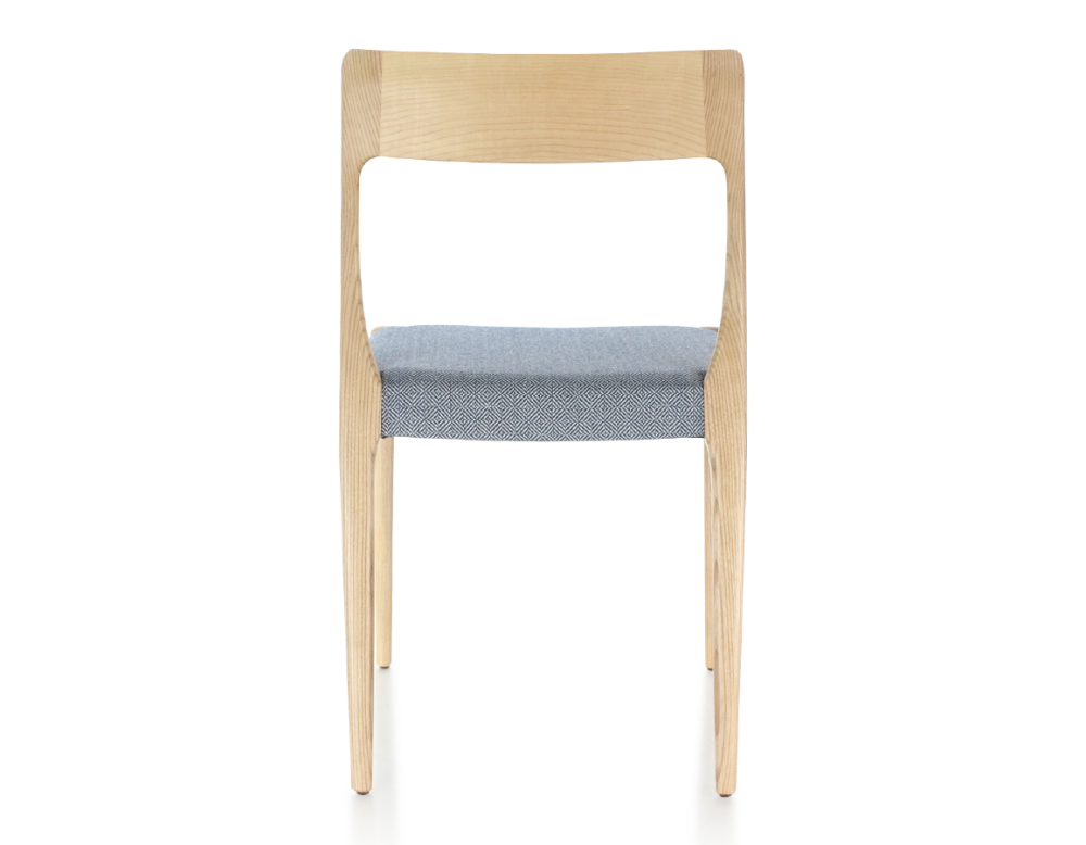 Chaise scandinave bois teinte naturelle assise tissu chevron bleu Chaise scandinave bois teinte naturelle assise tissu chevron bleu