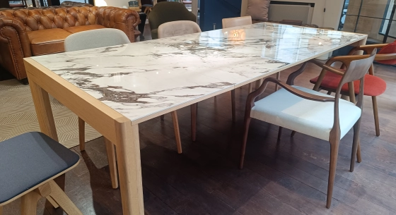 Table extensible 8 à 12 personnes en chêne et céramique allonges céramique bois teinte naturelle et céramique effet marbre blanc m3 180x100 cm