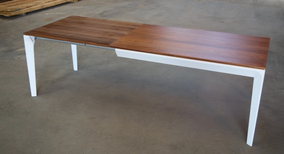 Table extensible 6 à 10 personnes en noyer allonges bois pieds laqués blanc bois teinte naturelle 140x90 cm