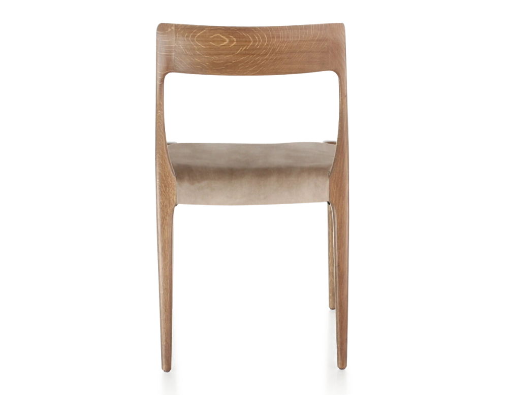 Chaise scandinave bois teinte noyer assise tissu velours taupe clair Chaise scandinave bois teinte noyer assise tissu velours taupe clair
