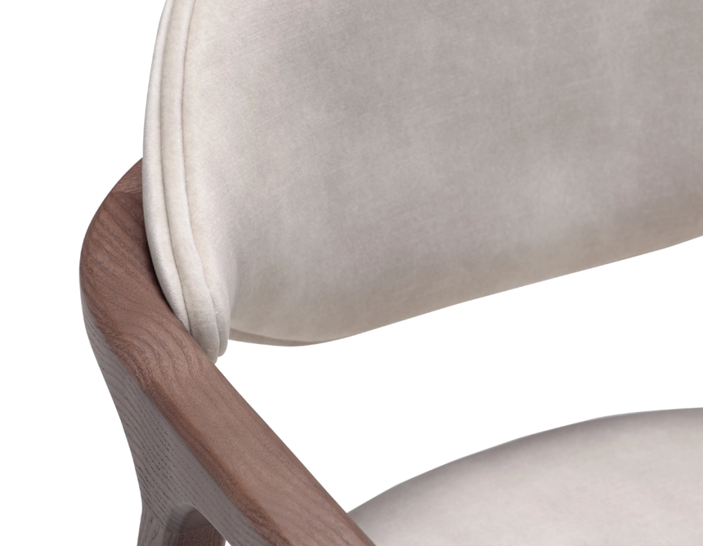 Chaise design avec accoudoirs bois teinte noyer et tissu velours sable