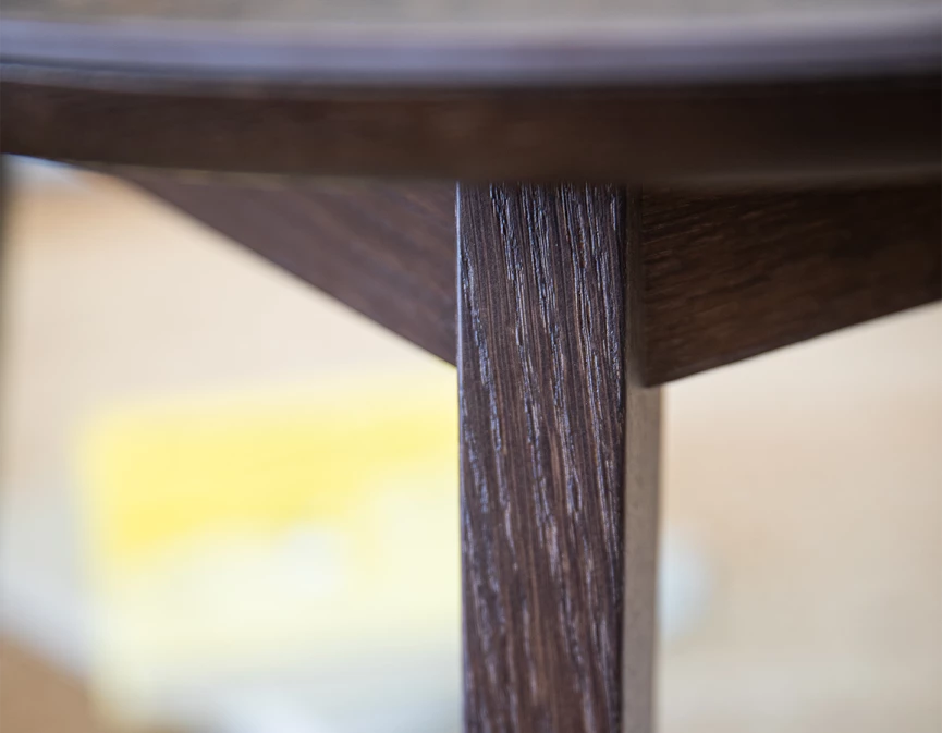 Table basse ovale en chêne et céramique avec bois teinte marron foncé plateau céramique brun oxydé 100x60 cm