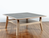 Table basse carrée en chêne et céramique avec bois teinte naturelle plateau céramique effet marbre noir 100x100 cm Table basse carrée en chêne et céramique avec bois teinte naturelle plateau céramique effet marbre noir 100x100 cm