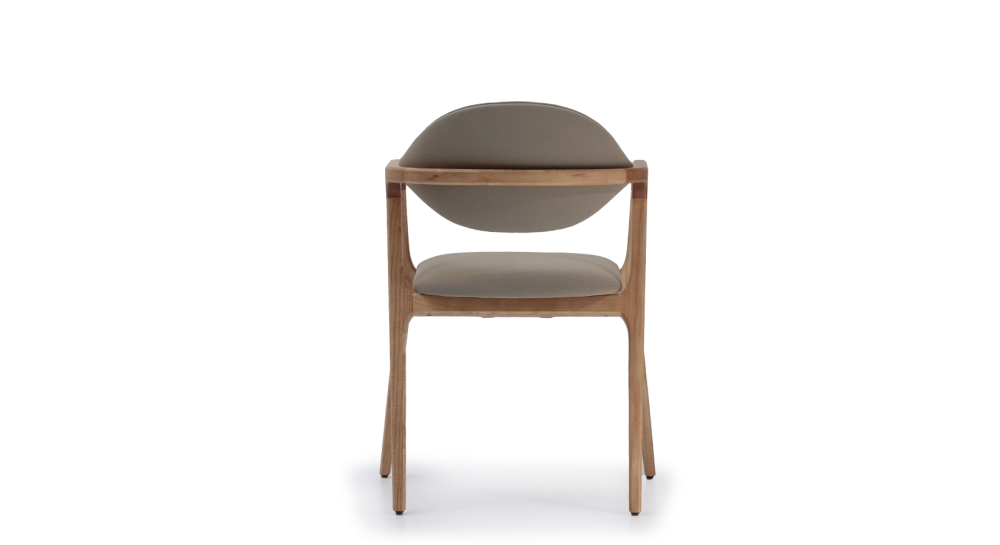 Chaise design avec accoudoirs en frêne bois teinte naturelle et tissu taupe Chaise design avec accoudoirs en frêne bois teinte naturelle et tissu taupe