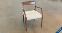 Chaises avec accoudoirs bois teinte marron foncé et tissu beige Chaises avec accoudoirs bois teinte marron foncé et tissu beige