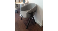 Chaise design en frêne bois teinte anthracite assise tissu gris