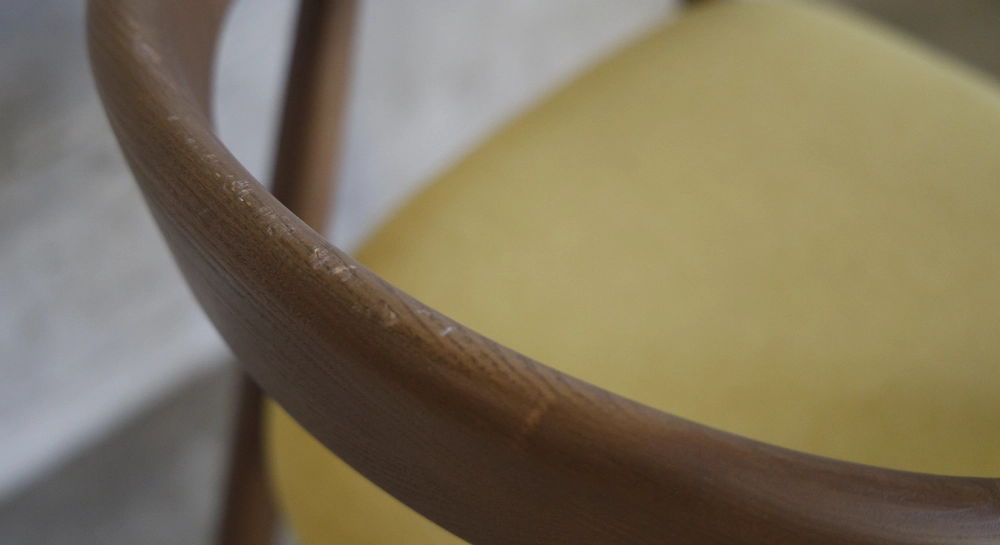 Chaise scandinave bois teinte noyer assise tissu jaune pâle