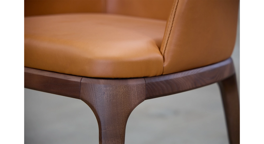 Chaise design avec accoudoirs bois teinte marron foncé et cuir camel Chaise design avec accoudoirs bois teinte marron foncé et cuir camel