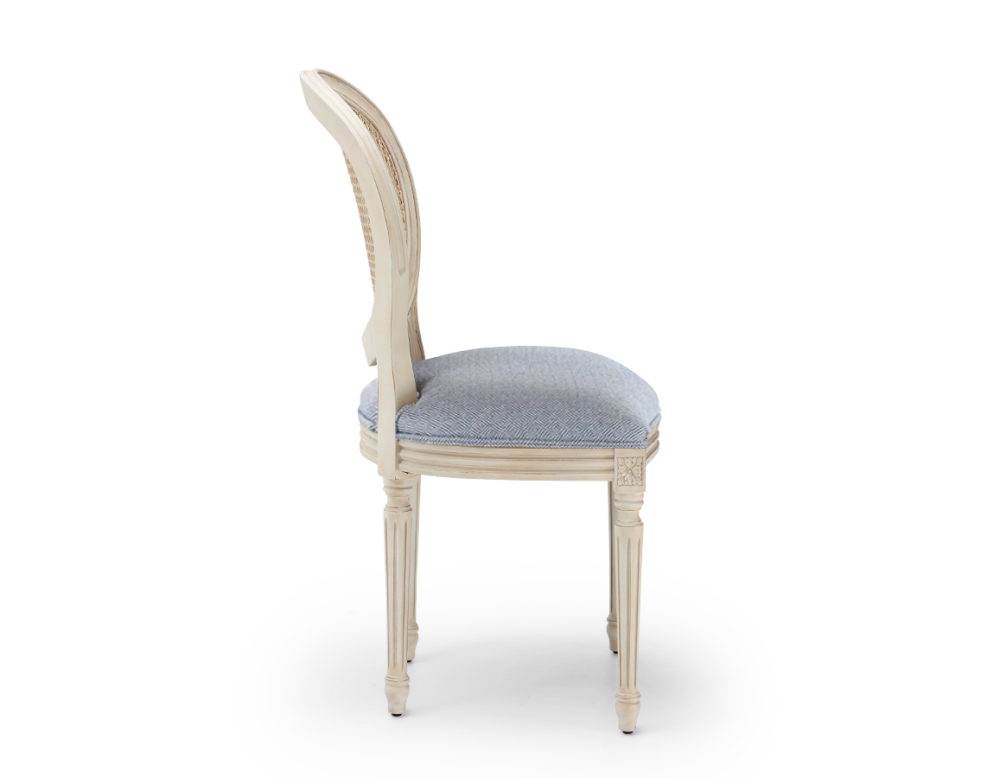 Chaise ancienne style Louis XVI bois teinte blanche cérusée dossier canné assise tissu chevron bleu Chaise ancienne style Louis XVI bois teinte blanche cérusée dossier canné assise tissu chevron bleu