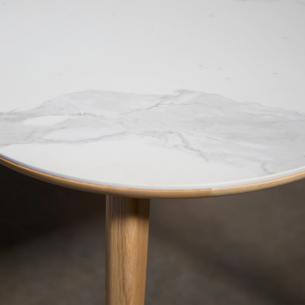 Table salle à manger 6 à 10 personnes en chêne et céramique avec bois teinte naturelle et plateau céramique effet marbre blanc 210x90 cm Table salle à manger 6 à 10 personnes en chêne et céramique avec bois teinte naturelle et plateau céramique effet marbre blanc 210x90 cm