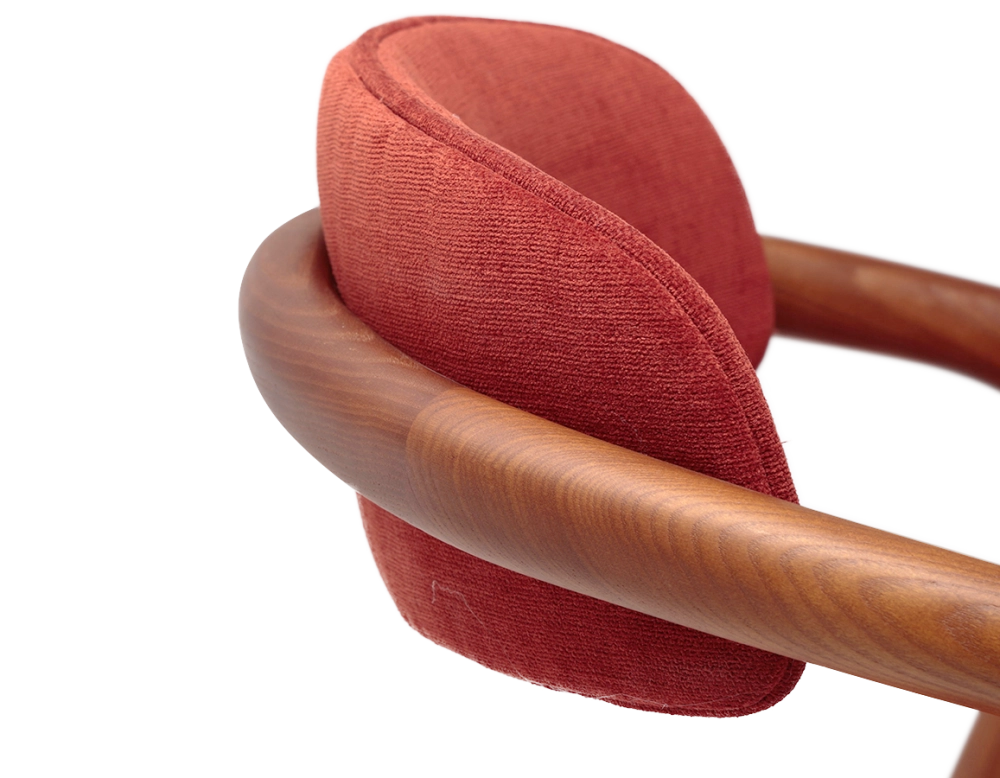 Chaise scandinave bois teinte merisier assise tissu beige orange brulé Chaise scandinave bois teinte merisier assise tissu beige orange brulé