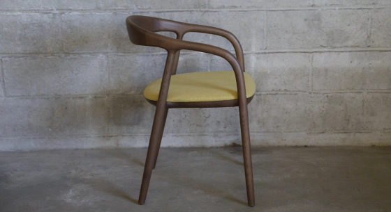 Chaise scandinave bois teinte noyer assise tissu jaune pâle