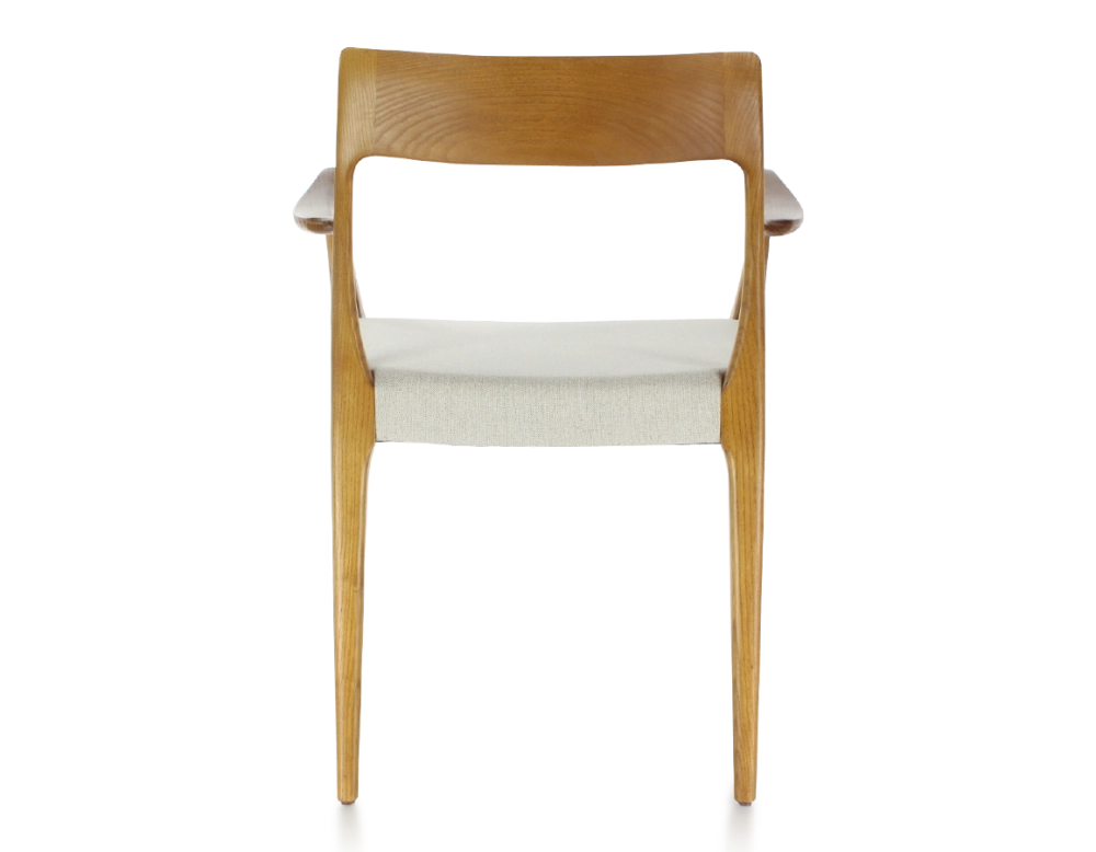 Chaise scandinave avec accoudoirs bois teinte merisier assise tissu beige naturel Chaise scandinave avec accoudoirs bois teinte merisier assise tissu beige naturel