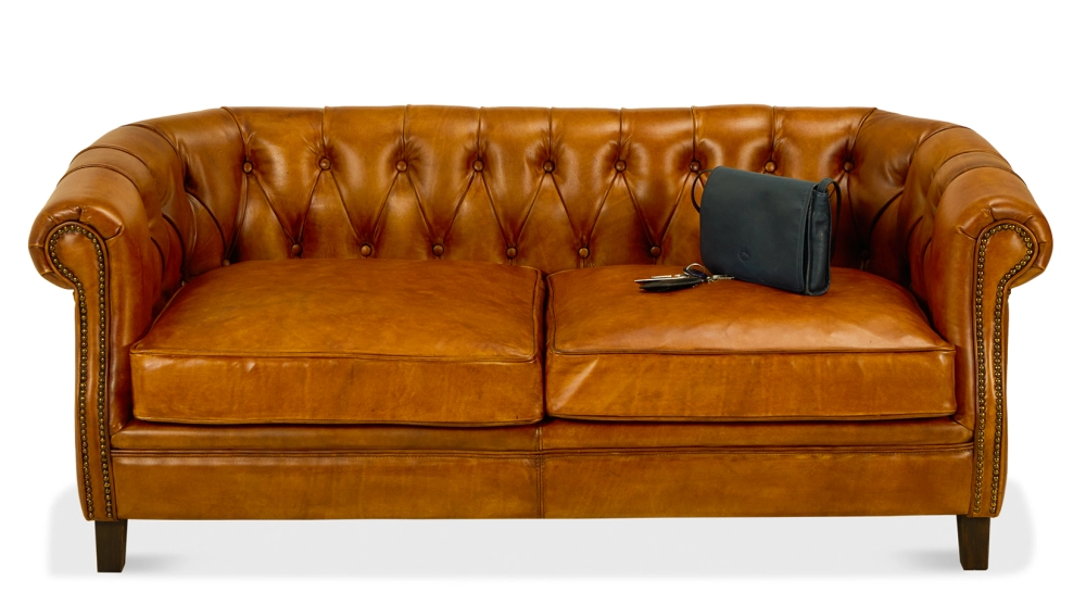 Canapé Chesterfield cuir 2 places cognac accoudoirs cloutés Canapé Chesterfield cuir 2 places cognac accoudoirs cloutés