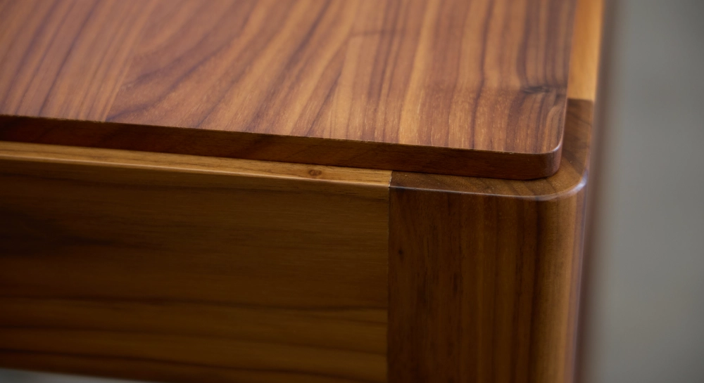 Bureau design en noyer teinte naturelle l80 cm Bureau design en noyer teinte naturelle l80 cm
