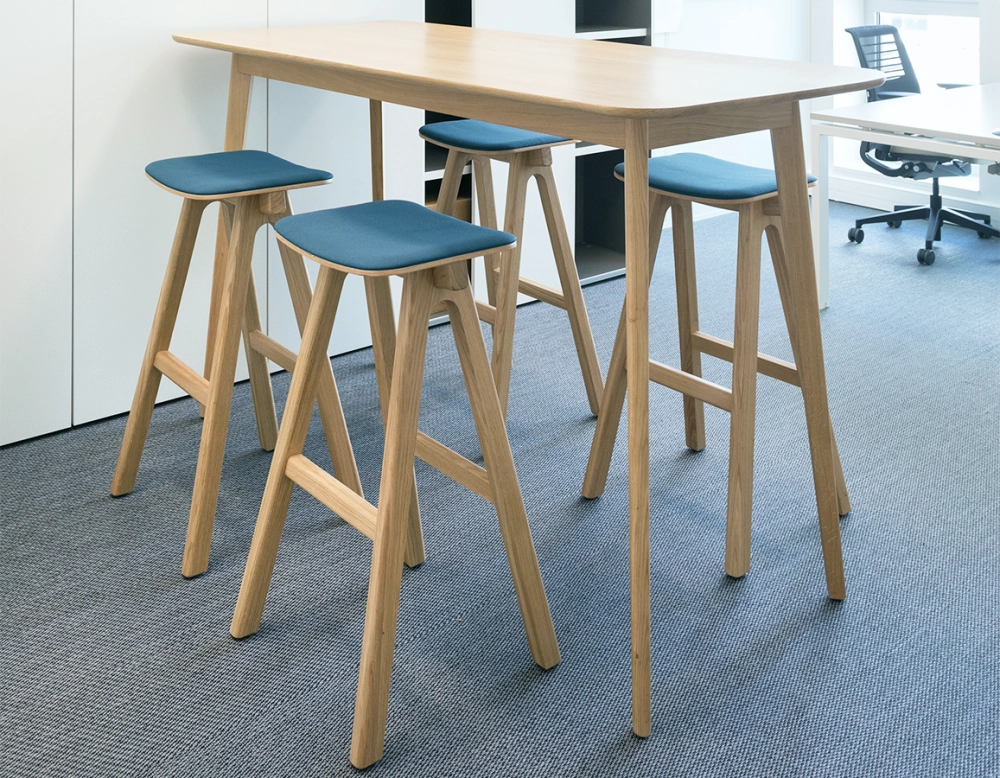 Tabouret de bar en chêne tapissé H80 cm bois teinte naturelle assise tissu bleu océan Tabouret de bar en chêne tapissé H80 cm bois teinte naturelle assise tissu bleu océan