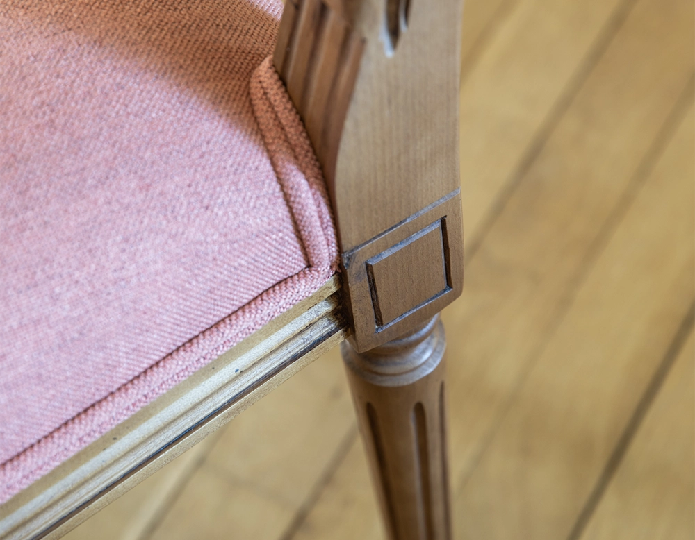 Chaise ancienne style Louis XVI bois teinte ancienne et tissu rose corail Chaise ancienne style Louis XVI bois teinte ancienne et tissu rose corail