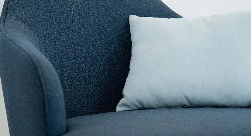 Fauteuil design bois teinte nordique et tissu bleu Fauteuil design bois teinte nordique et tissu bleu