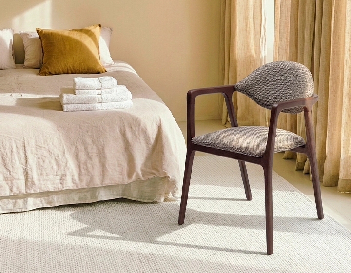 Chaise design avec accoudoirs bois teinte foncée et tissu chiné marron