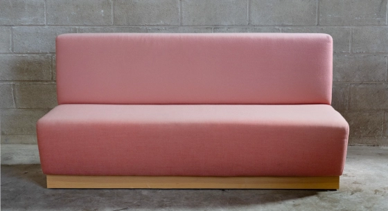 Banquette socle en chêne naturelle assise bi matière tissu rose