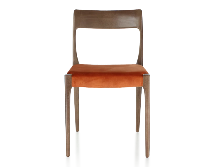 Chaise scandivave bois teinte marron foncé assise tissu velours terracotta