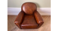 Fauteuil club cuir marron vintage accoudoirs cloutés Fauteuil club cuir marron vintage accoudoirs cloutés