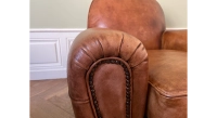Fauteuil club cuir marron vintage accoudoirs cloutés Fauteuil club cuir marron vintage accoudoirs cloutés