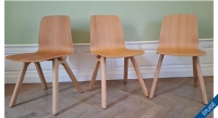 Lot de 3 chaises design chêne teinte naturelle Lot de 3 chaises design chêne teinte naturelle