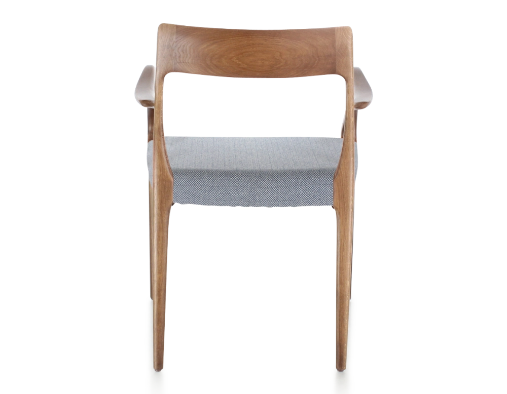 Chaise scandinave avec accoudoirs bois teinte noyer assise tissu chevron bleu Chaise scandinave avec accoudoirs bois teinte noyer assise tissu chevron bleu