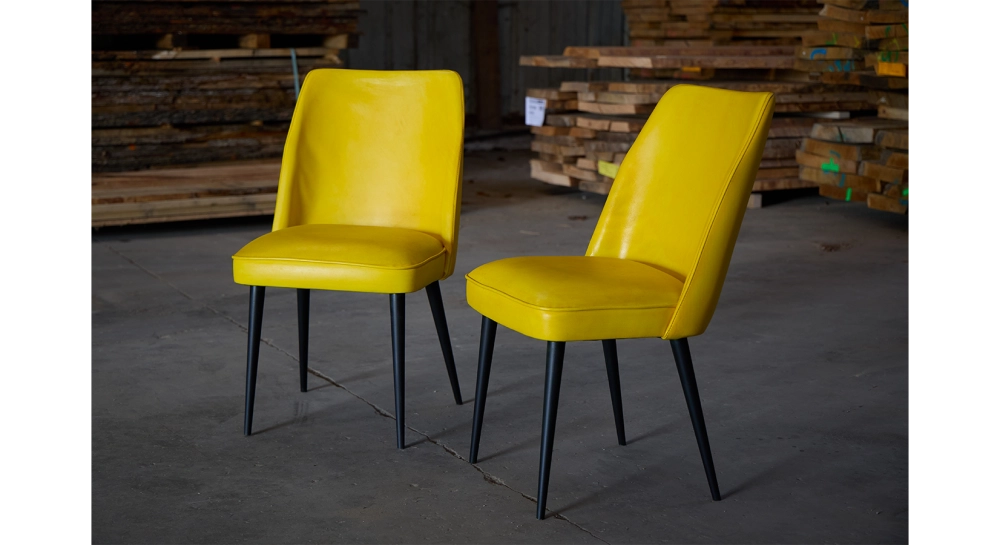 Lot de 2 chaises vintage cuir jaune Lot de 2 chaises vintage cuir jaune