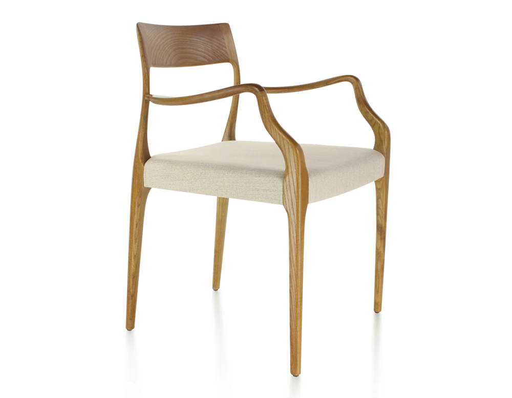 Chaise scandinave avec accoudoirs bois teinte merisier assise tissu camel Chaise scandinave avec accoudoirs bois teinte merisier assise tissu camel