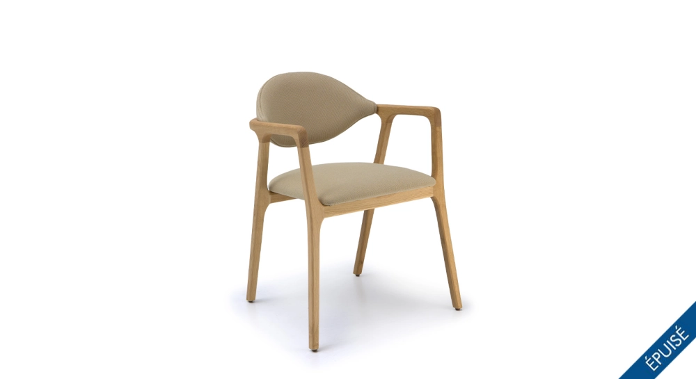 Chaise design avec accoudoirs en chêne bois teinte naturelle et tissu beige Chaise design avec accoudoirs en chêne bois teinte naturelle et tissu beige