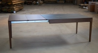 Table extensible 6 à 12 personnes en chêne et céramique allonges bois avec bois teinte marron foncé et plateau céramique effet marbre noir 140x100 cm Table extensible 6 à 12 personnes en chêne et céramique allonges bois avec bois teinte marron foncé et plateau céramique effet marbre noir 140x100 cm