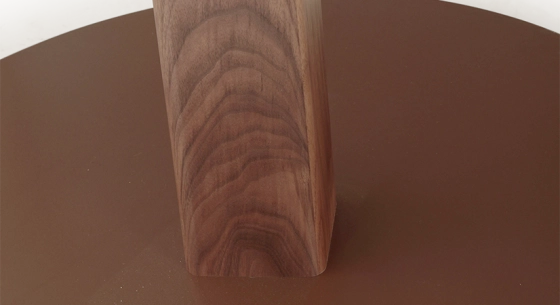 Table salle à manger ronde en noyer et céramique 4 à 6 personnes avec bois teinte naturelle et plateau céramique effet marbre blanc 110x110