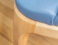 Chaise design avec accoudoirs bois teinte naturelle et cuir bleu orage Chaise design avec accoudoirs bois teinte naturelle et cuir bleu orage
