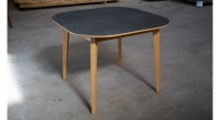 Table salle à manger 4 personnes en chêne et céramique avec bois teinte naturelle et plateau céramique gris oxydé 100x100 cm Table salle à manger 4 personnes en chêne et céramique avec bois teinte naturelle et plateau céramique gris oxydé 100x100 cm