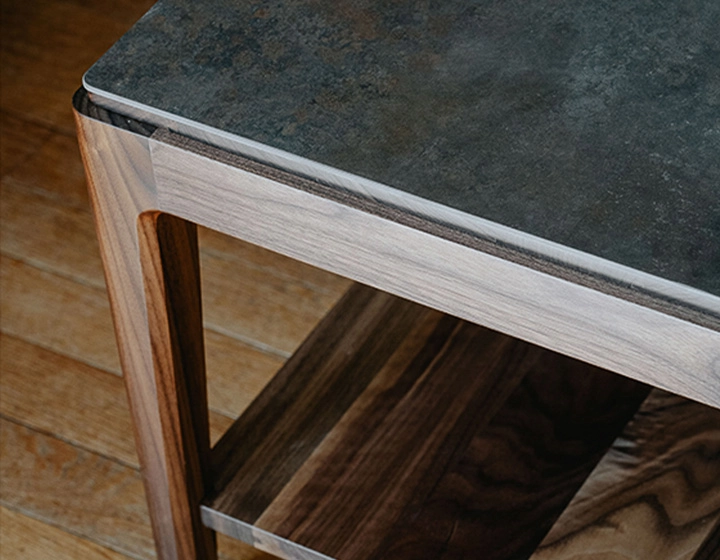 Table basse carrée en noyer et céramique avec tablette en bois teinte naturelle plateau céramique brun oxydé 100x100 cm Table basse carrée en noyer et céramique avec tablette en bois teinte naturelle plateau céramique brun oxydé 100x100 cm