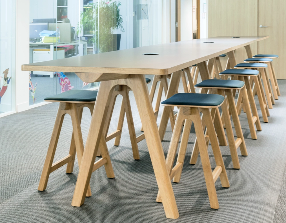 Tabouret de bar en chêne tapissé H60 cm bois teinte naturelle assise tissu bleu océan Tabouret de bar en chêne tapissé H60 cm bois teinte naturelle assise tissu bleu océan