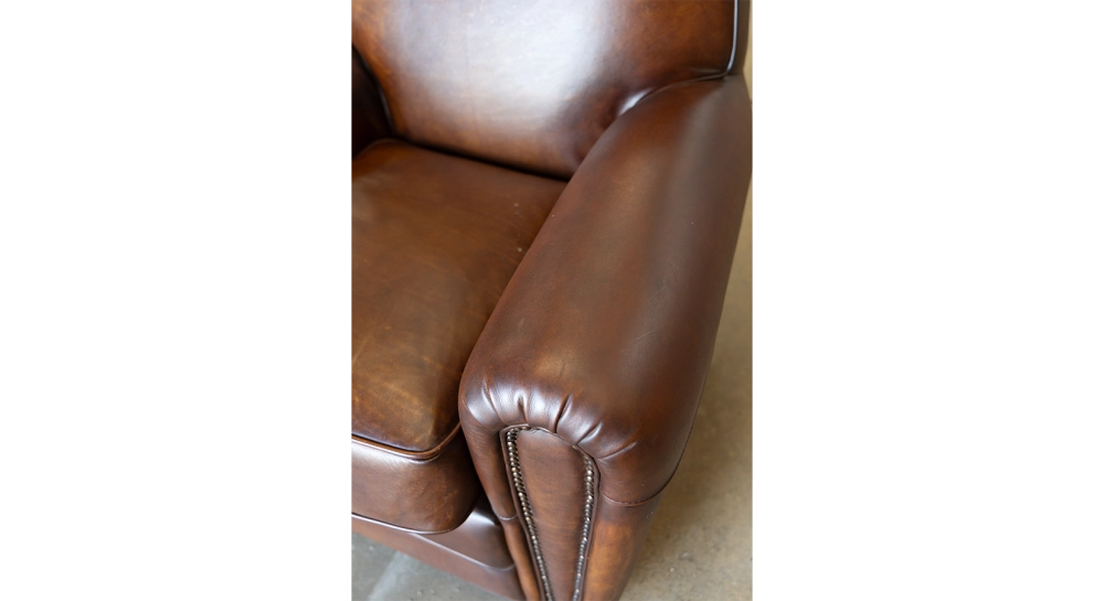 Fauteuil club cuir marron vintage accoudoirs cloutés Fauteuil club cuir marron vintage accoudoirs cloutés
