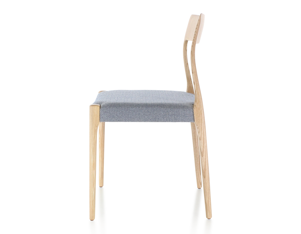 Chaise scandinave bois teinte naturelle assise tissu chevron bleu Chaise scandinave bois teinte naturelle assise tissu chevron bleu