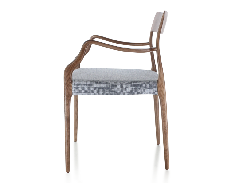 Chaise scandinave avec accoudoirs bois teinte marron foncé assise tissu chevron bleu Chaise scandinave avec accoudoirs bois teinte marron foncé assise tissu chevron bleu
