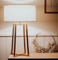 Lampe salon doré pieds croisés abat jour ivoire Lampe salon doré pieds croisés abat jour ivoire