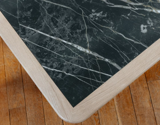 Table basse carrée en chêne naturel dessus céramique effet marbre noir 100x100 cm