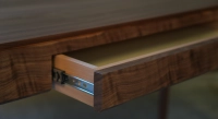 Bureau design en noyer teinte naturelle L150 cm