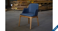 Chaise design avec accoudoirs bois teinte naturelle et cuir bleu orage Chaise design avec accoudoirs bois teinte naturelle et cuir bleu orage