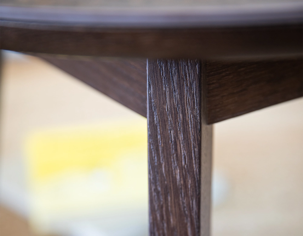 Table basse ovale en chêne et céramique avec bois teinte marron foncé plateau céramique brun oxydé 100x60 cm Table basse ovale en chêne et céramique avec bois teinte marron foncé plateau céramique brun oxydé 100x60 cm