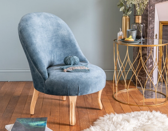 Fauteuil crapaud sans accoudoirs pieds bois teinte naturelle et tissu velours bleu pétrole